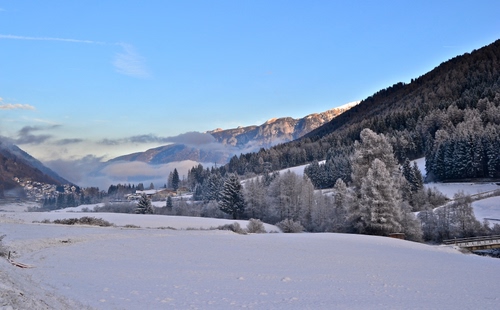 Immagine con neve, alberi, montagna, nuvole, cielo, montagne, inverno, bianco, panorama, paesaggio, azzurro, bosco, paese