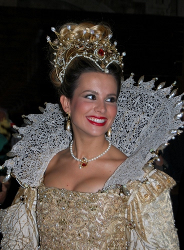 Immagine con donna, sorriso, collana, corona, perle, vestito, costume, occhi, ritratto