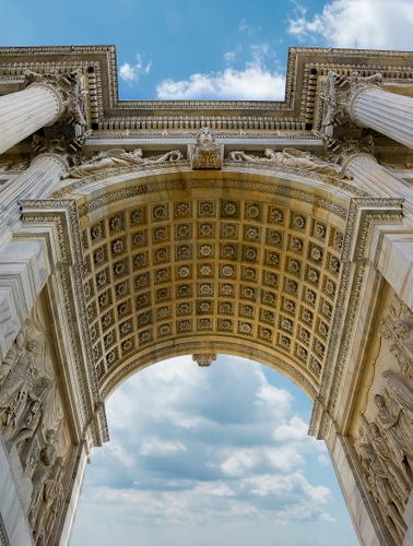 Immagine con arco, cielo, nuvole, colonne, monumento, prospettiva, decorazioni