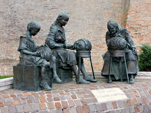 Immagine con statue, monumento, donne, tombolo, tre, bronzo, merlettaie, vecchia, statua