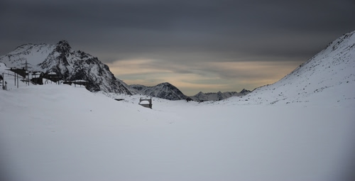 Immagine con neve, montagna, bianco, inverno, nuvole, case, montagne