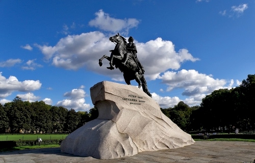 Immagine con monumento, cavallo, nuvole, statua, alberi, cielo, equestre
