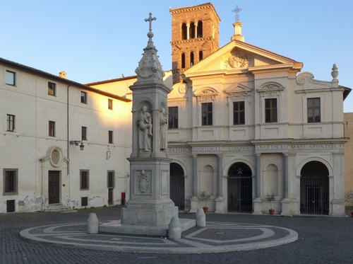Immagine con piazza, chiesa, finestre, campanile, croci, porte, cielo, statue, portoni, facciata, croce, monumento, paracarri, colonna, obelisco, palazzo, torre, case, azzurro, trifora, timpano