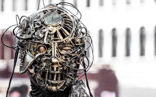 Immagine con metallo, ferro, scultura, testa, robot, maschera, cavi, mostro, occhi, volto, viso, statua