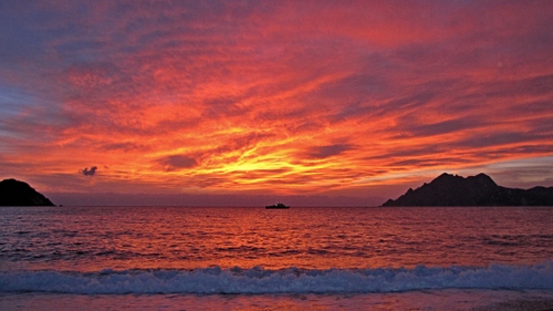 Immagine con tramonto, mare, cielo, rosso, nuvole, alba, onde, nave, acqua, sole, isole, onda, luce, schiuma, barca, controluce, montagne