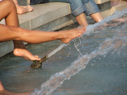 Immagine con acqua, piedi, getto, fontana, gambe, bordo, jeans, piede, gamba, zampillo