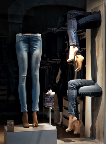Immagine con vetrina, jeans, gambe, piedi, manichini, pantaloni, negozio