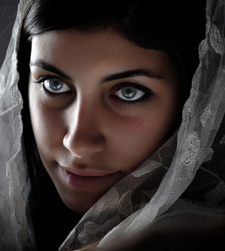 Immagine con occhi, velo, donna, sguardo, bocca, naso, capelli, viso, ragazza, ritratto, volto