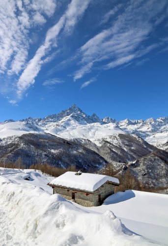 Immagine con neve, nuvole, bianco, cielo, montagna, azzurro, montagne, inverno, casa, tetto, baita, rifugio, capanna, porta, finestre, panorama