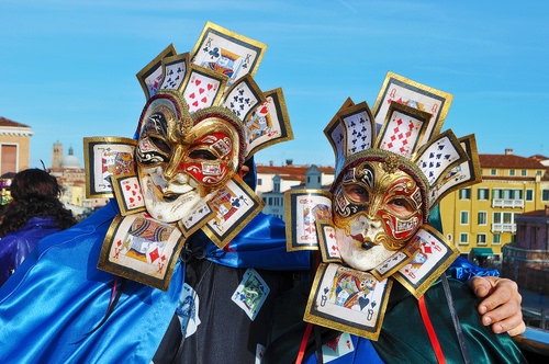 Immagine con carte, maschere, carnevale, cielo, azzurro, case, mano, blu, regina, picche, rosso, quadri, costumi, venezia, gioco, maschera, finestre, francesi, re, due