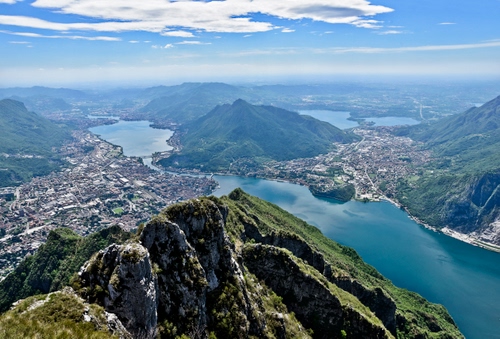 Immagine con nuvole, montagne, panorama, cielo, laghi, città, azzurro, montagna, acqua, fiume, verde, lago, blu, bianco