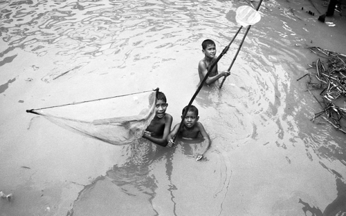 Immagine con bambini, acqua, tre, bianconero, pescare, pesca, rete, retino, reti