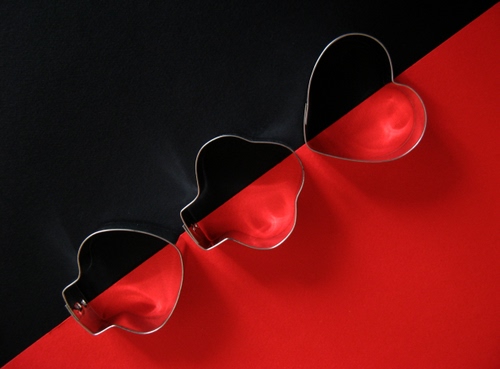 Immagine con nero, rosso, bicolore, semi, cuori, cuore, picche, fiori, diagonale, metallo, formine