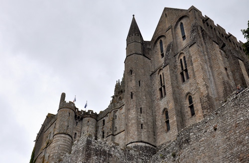 Immagine con castello, finestre, torri, bandiere, torre, cielo, fortezza, guglie, rocca, mura, merli, medioevo, rovine