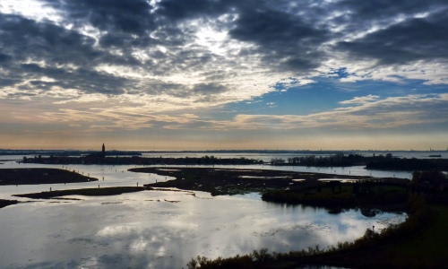 Immagine con nuvole, cielo, riflessi, laguna, acqua, mare, azzurro, nero, campanile, riflesso, panorama, isole, tramonto, vegetazione