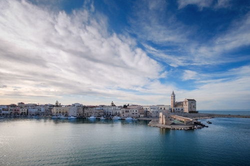 Immagine con mare, cielo, nuvole, chiesa, campanile, acqua, porto, panorama, barche, borgo, case, golfo, città, azzurro