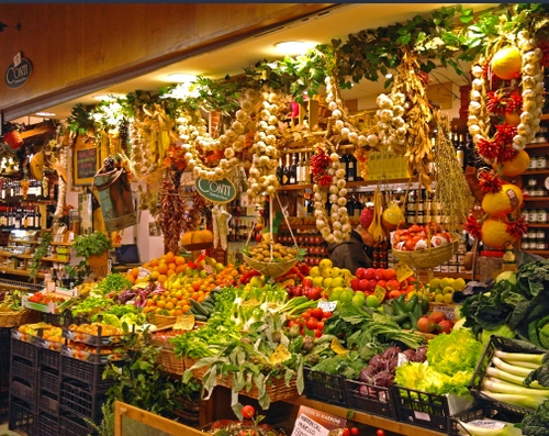 Immagine con verdura, aglio, frutta, giallo, pomodori, rosso, verde, cassette, ortaggi, colori, insalata, mercato, arance, negozio, mele, verdure, bancarella, porri, trecce, cibo, ceste, cipolle