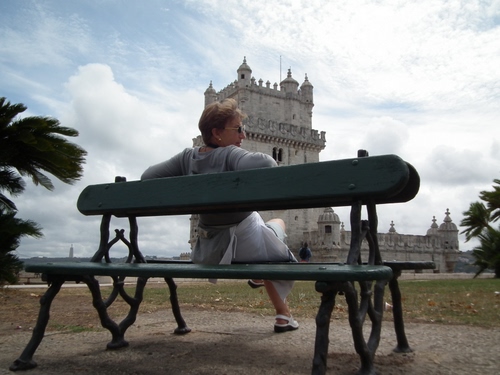 Immagine con panchina, castello, donna, torre, alberi, legno, cielo, torri