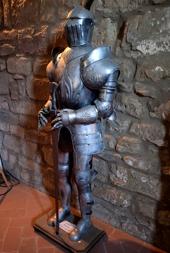 Immagine con armatura, spada, elmo, ferro, medioevo, pietra, corazza, muro, metallo, museo, mattoni