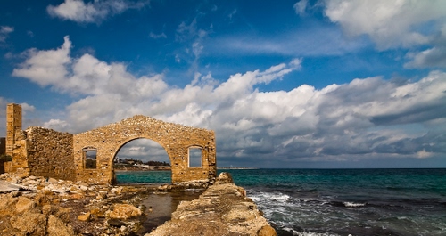 Immagine con nuvole, mare, cielo, finestre, arco, azzurro, rudere, pietre, onde, scogli, tonnara, bianco, ruderi, acqua, rocce, porta, muri, sassi, rovine