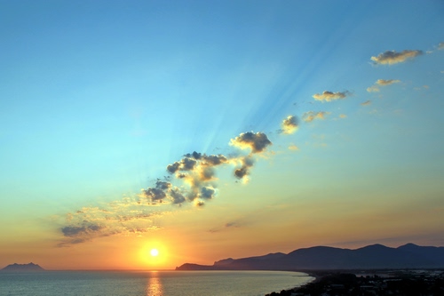 Immagine con nuvole, mare, cielo, sole, tramonto, montagne, alba, costa, arancione, riflesso, isola, acqua, silhouette, panorama, raggi