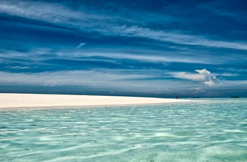 Immagine con mare, cielo, azzurro, nuvole, spiaggia, sabbia, bianco, blu, acqua, onde, verde