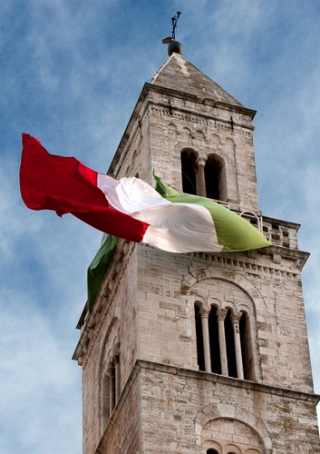 Immagine con bandiera, campanile, tricolore, bifora, rosso, cielo, verde, quadrifora, colonne, finestre, torre, bianco
