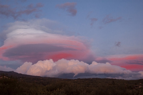 Immagine con nuvole, cielo, azzurro, rosa, tramonto, rosso, montagna, alberi, alba, bianco, colline, panorama, collina, paesaggio