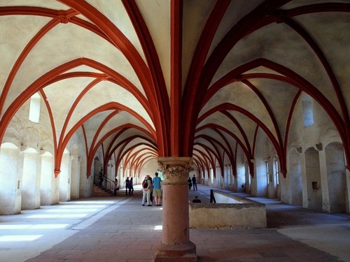 Immagine con archi, colonna, persone, portico, soffitto, colonne, marrone, arcate, rosso, finestre