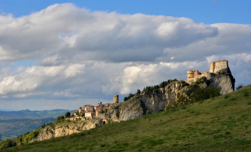 Immagine con nuvole, castello, cielo, prato, paesaggio, rocca, paese, pendio, verde