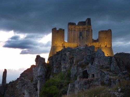 Immagine con castello, nuvole, torri, rudere, montagna, roccia, rocca, rocce, cielo