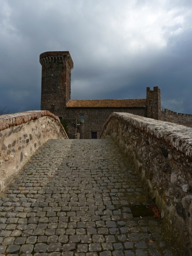 Immagine con ponte, torre, nuvole, castello, cielo, pietre, merli