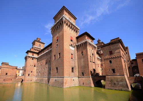 Immagine con castello, fossato, acqua, torri, ponti, finestre, ferrara, ponte, torre