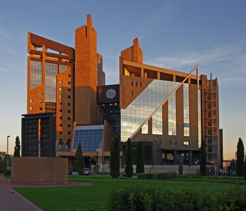 Immagine con architettura, cielo, vetri, finestre, prato, palazzo, alberi, riflesso, verde, riflessi, moderno, torri