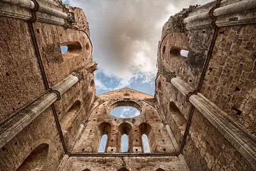 Immagine con cielo, finestre, chiesa, nuvole, rudere, prospettiva, ruderi, cerchio, rovine