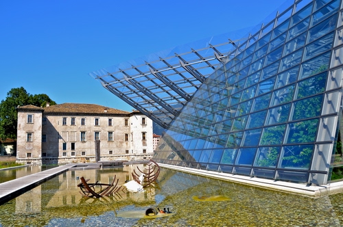 Immagine con acqua, vetro, riflesso, cielo, casa, architettura, alberi, serra, fontana, vetrate, azzurro, vasca, finestre, museo, piante, verde, struttura, palazzo, scultura, vetri