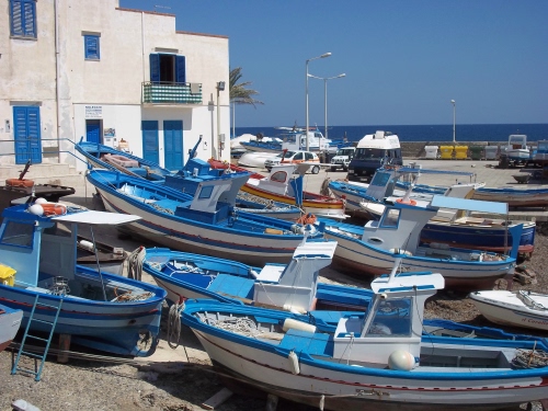 Immagine con barche, mare, azzurro, bianco, blu, spiaggia, balcone, porto