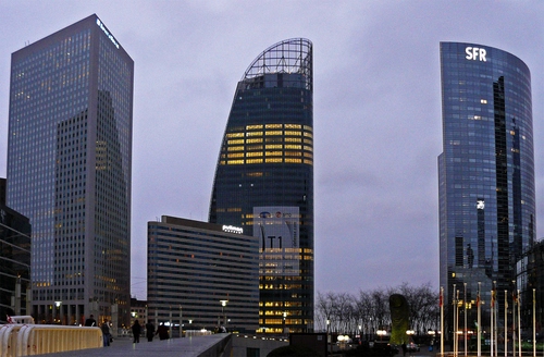 Immagine con grattacieli, luci, finestre, palazzi, città, nuvole, cielo, piani, grattacielo, riflesso