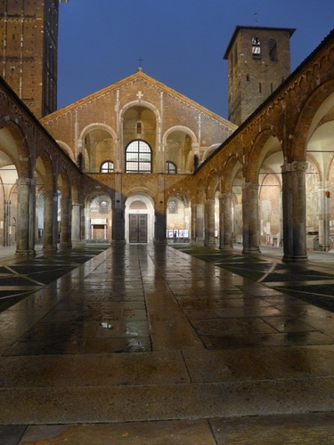 Immagine con chiesa, archi, campanile, portici, campanili, portico, luce, pavimento, blu, colonne, torre
