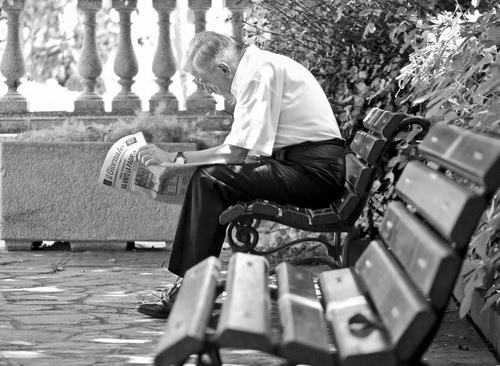 Immagine con panchina, giornale, panchine, leggere, bianconero, lettore, quotidiano, lettura, anziano, bianco