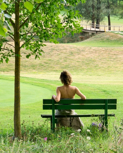 Immagine con verde, panchina, donna, prato, erba, albero, ponte, fiori, alberi, parco, foglie, giardino, legno, schiena, ragazza