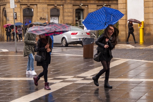 Immagine con vento, pioggia, ombrelli, ragazze, auto, due, sorriso, passanti