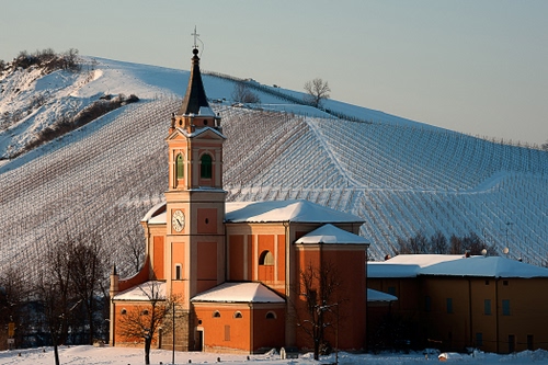 Immagine con neve, chiesa, campanile, collina, inverno, alberi, campi, scorcio