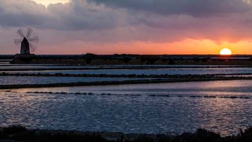 Immagine con nuvole, mulino, sole, saline, tramonto, cielo, acqua, mare, orizzonte, pale, alba, arancione, vento, sicilia