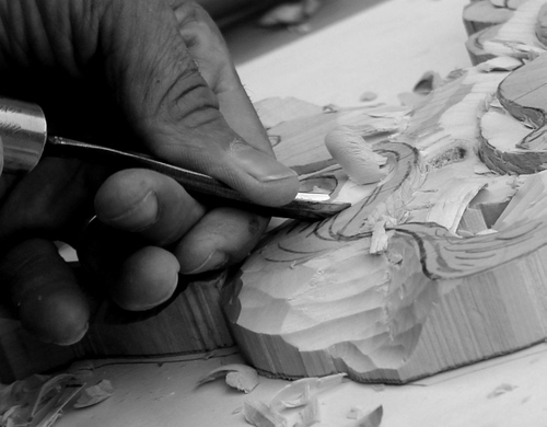 Immagine con legno, artigiano, mani, bianconero, incisione, scalpello, mano, intagliatore, artigianato, dita