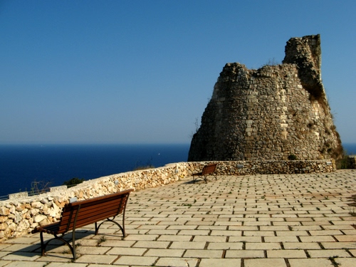 Immagine con mare, panchina, rudere, torre, panchine, ruderi, azzurro, cielo