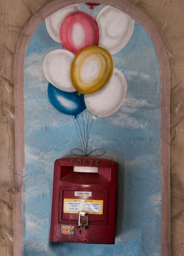 Immagine con cassetta, palloncini, posta, rosso, murales, arco, murale, cielo, fili, rossa, azzurro