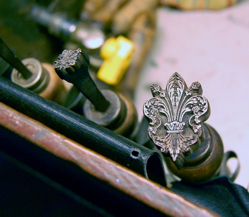 Immagine con giglio, metallo, timbri, legno, timbro, dettagli, tre, artigianato, ferro