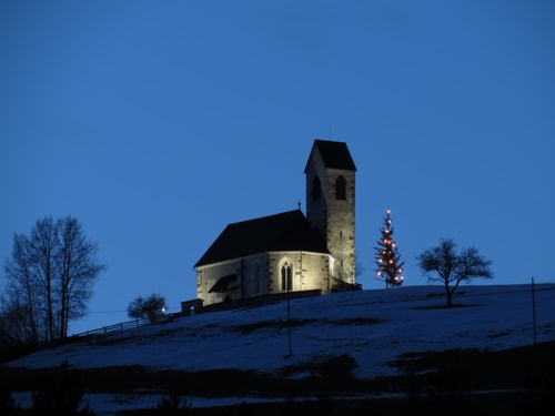 Immagine con chiesa, neve, campanile, alberi, luci, natale, albero, sera, azzurro, luce