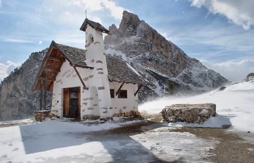 Immagine con neve, chiesa, montagna, bianco, inverno, campanile, nuvole, roccia